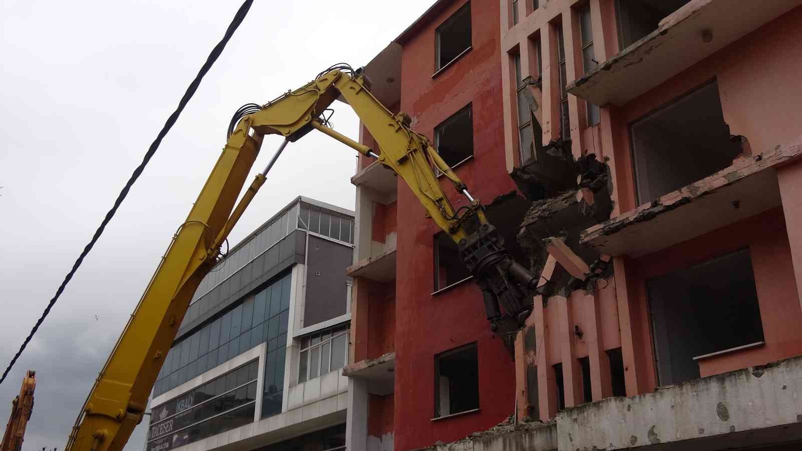 Asrın felaketinden izler taşıyan binalar yıkılıyor