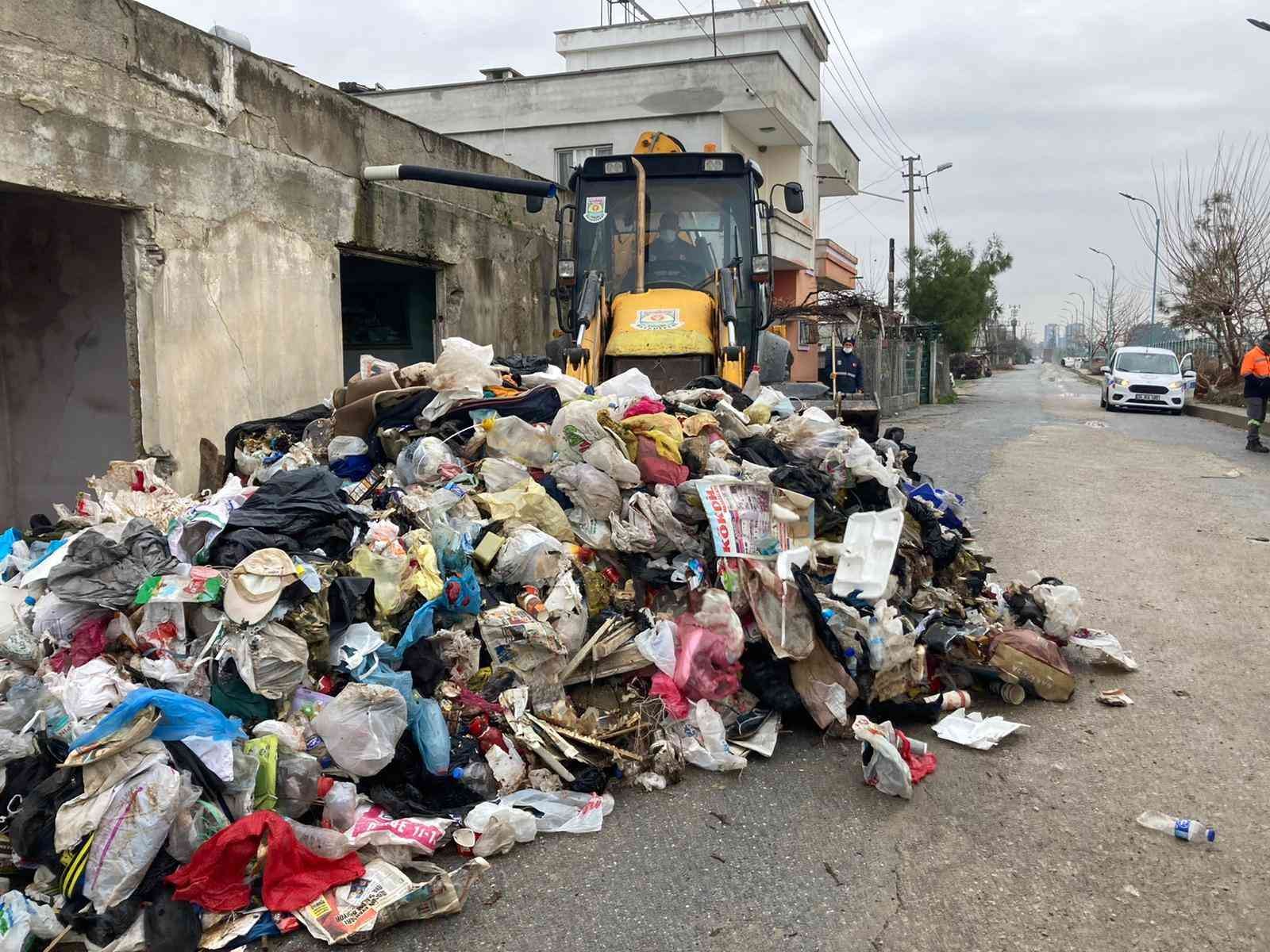 Tarsus’ta bir evden 3 kamyon çöp çıktı