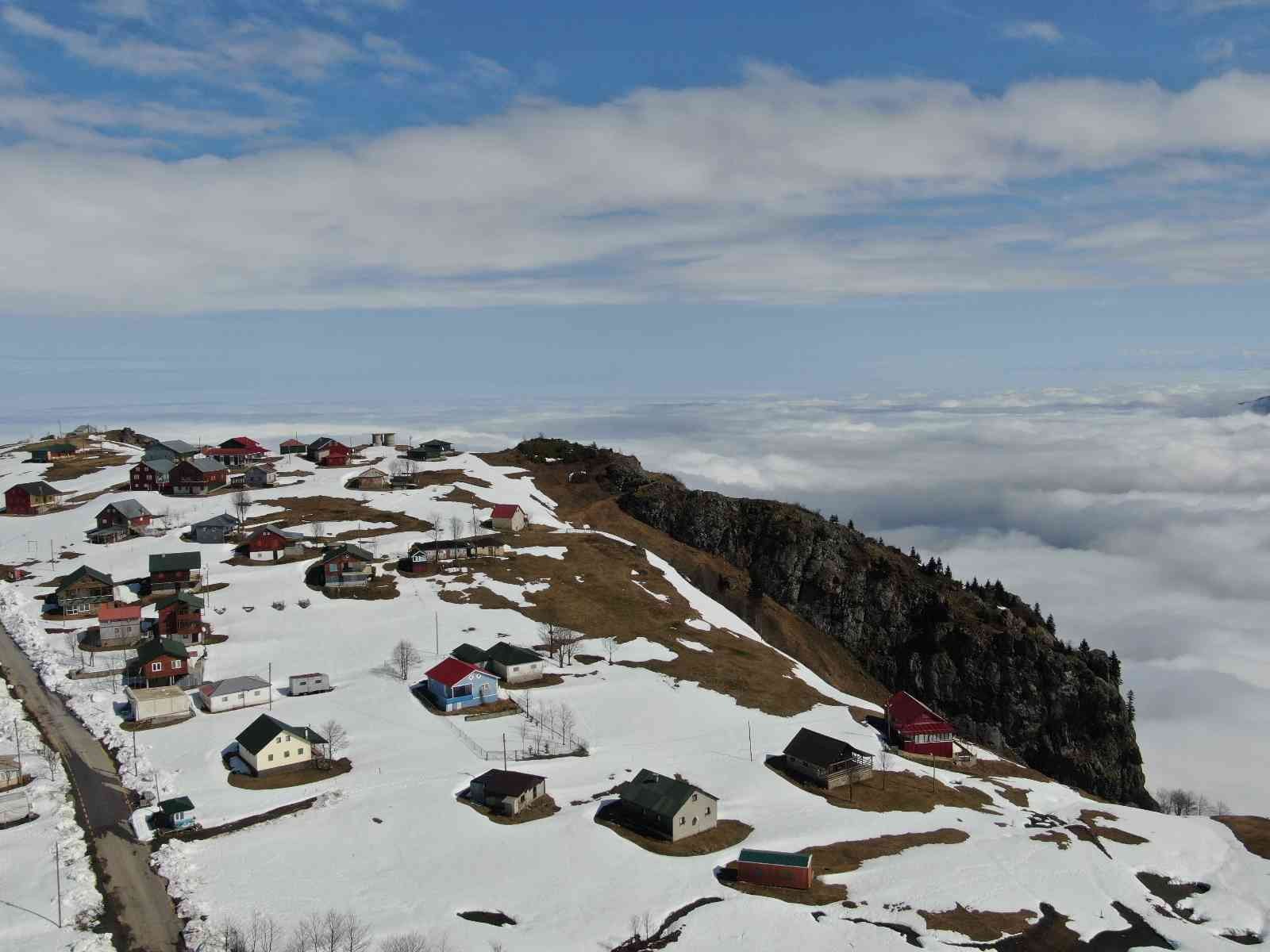 Yaz-kış yerli ve Arap turistlerin uğrak noktası olan yayla yılın 6 ayını elektriksiz geçirmek zorunda kalıyor