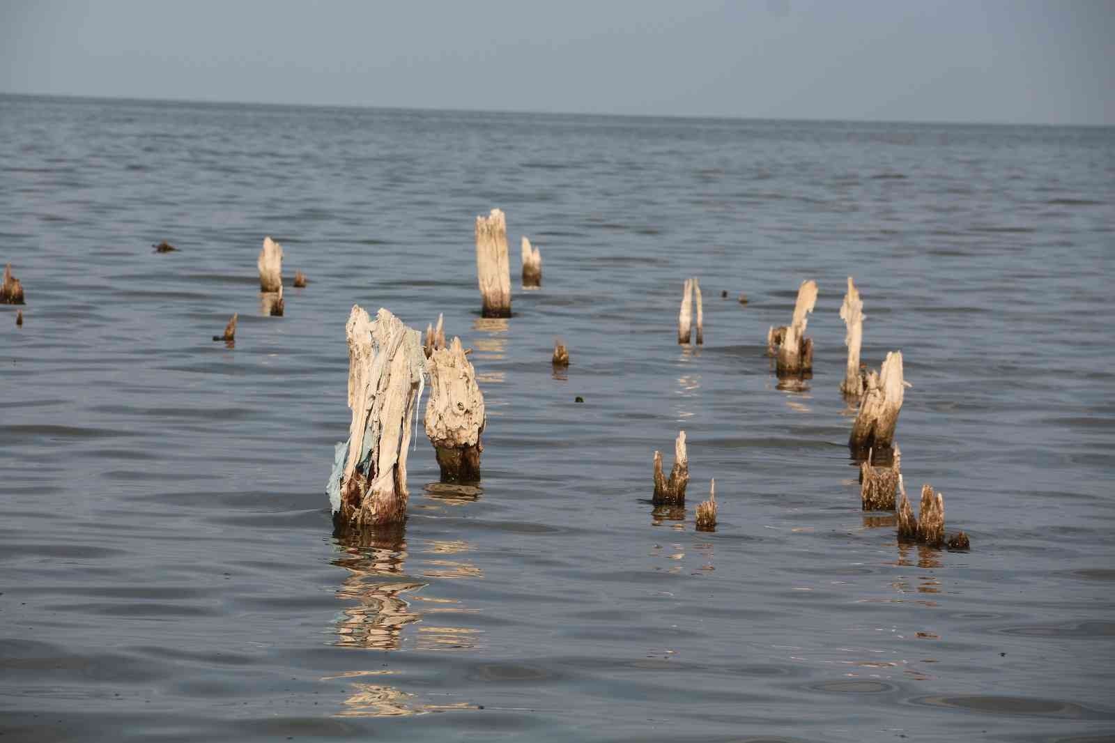 Van Gölü’nde sular çekilince 60 yıllık iskele gün yüzüne çıktı #bitlis