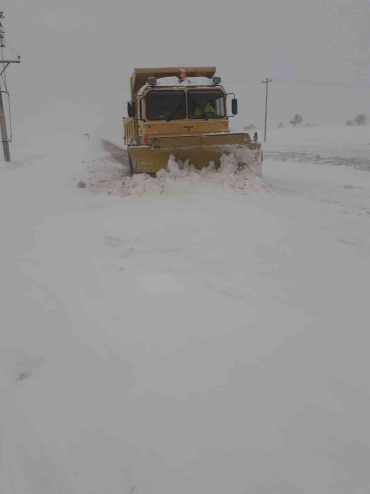 Afyonkarahisar’da birçok köy yolu kar yağışı nedeniyle ulaşma kapandı