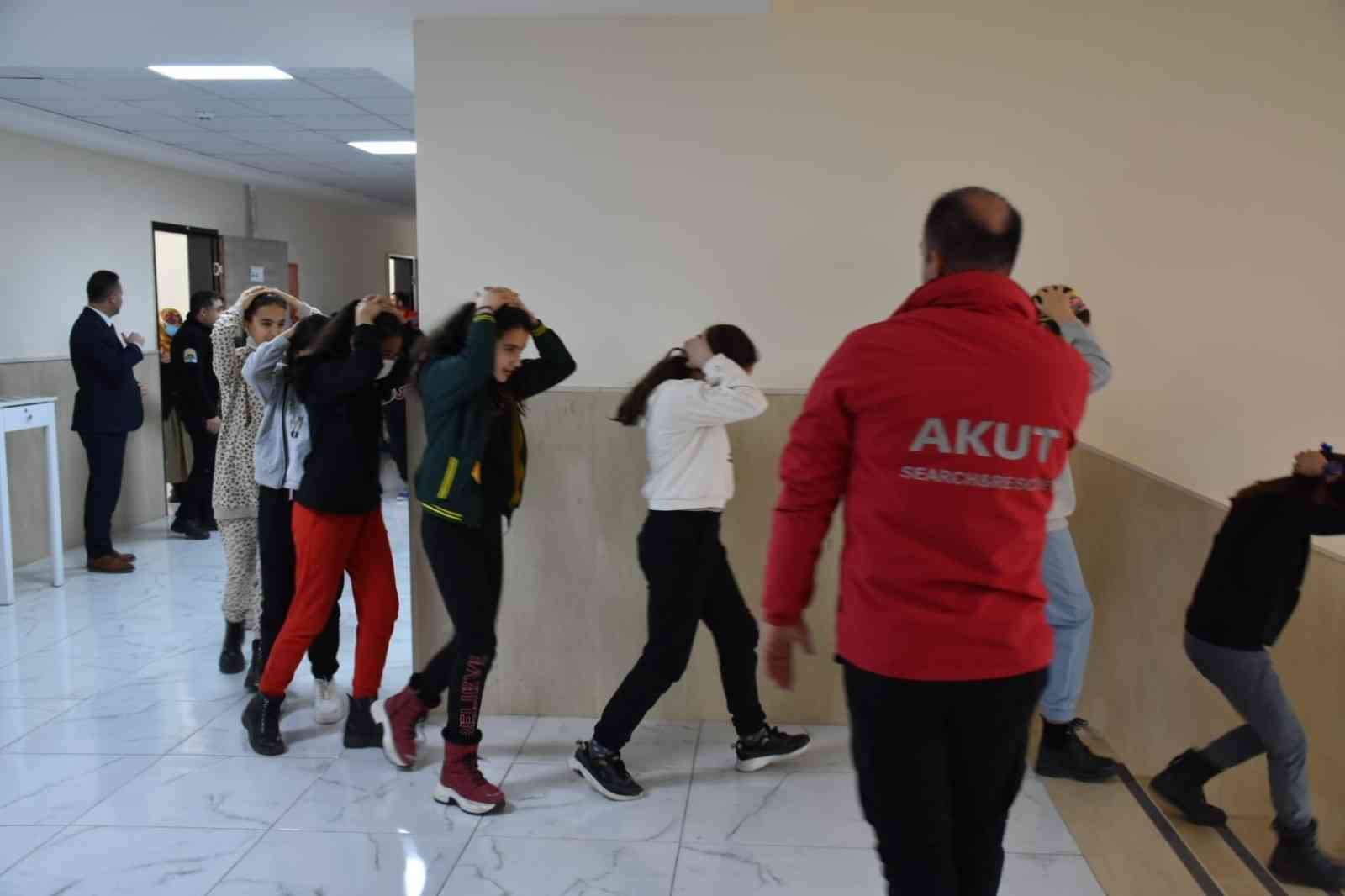 Tatvan Belediyesinden öğrenci ve öğretmenlere deprem çantası