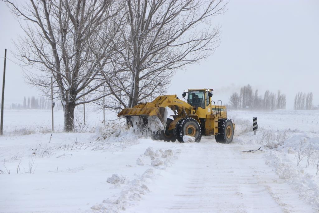 Çifteler Belediyesi’nin karla mücadelesi devam ediyor