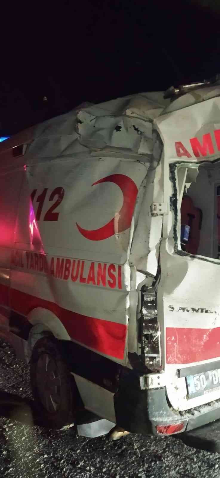 Hasta taşıyan ambulans buzlanma nedeniyle kaza yaptı: 1 yaralı