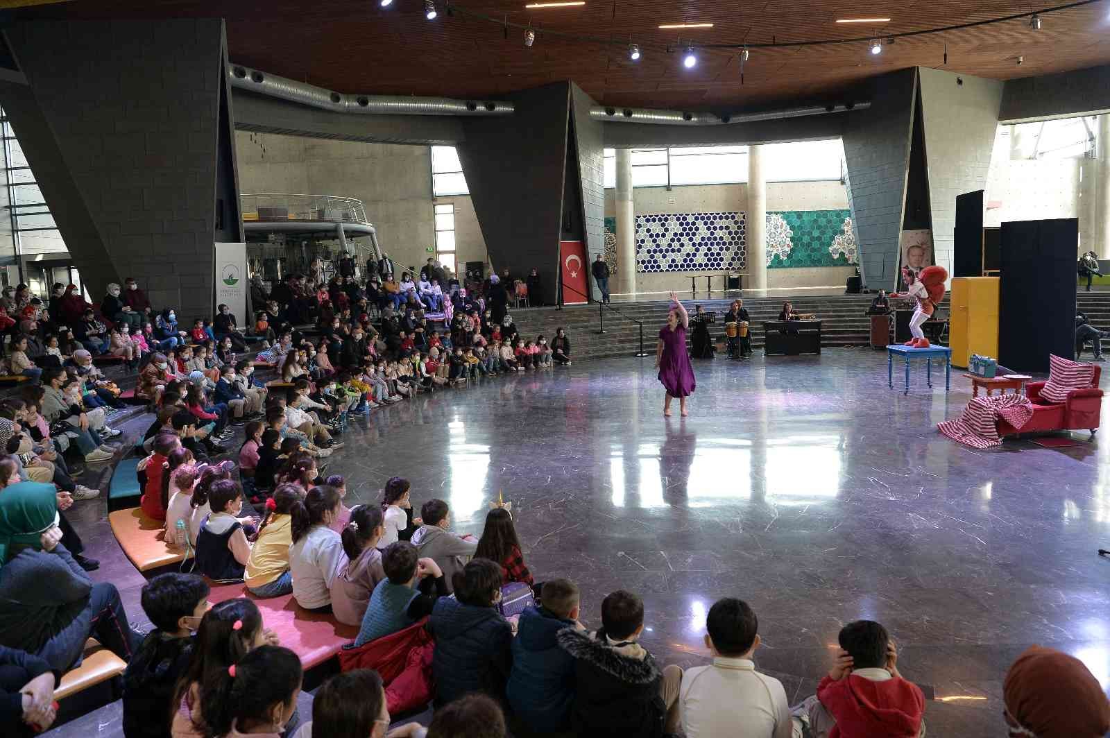 Osmangazi’de çocuklar tiyatroyla eğlendi