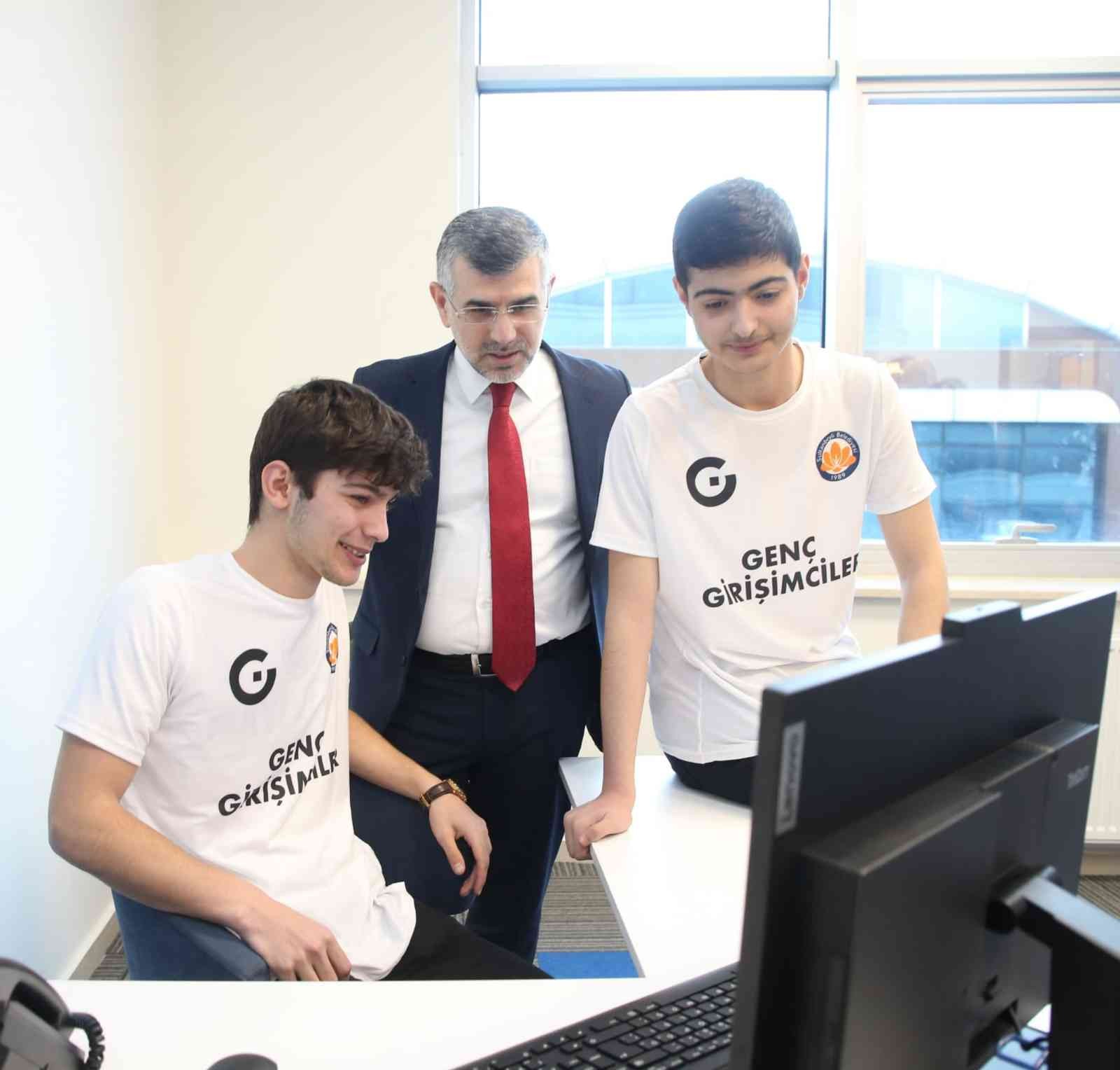 Sultanbeyli’de girişimci gençlere çalışma ofisi hediye