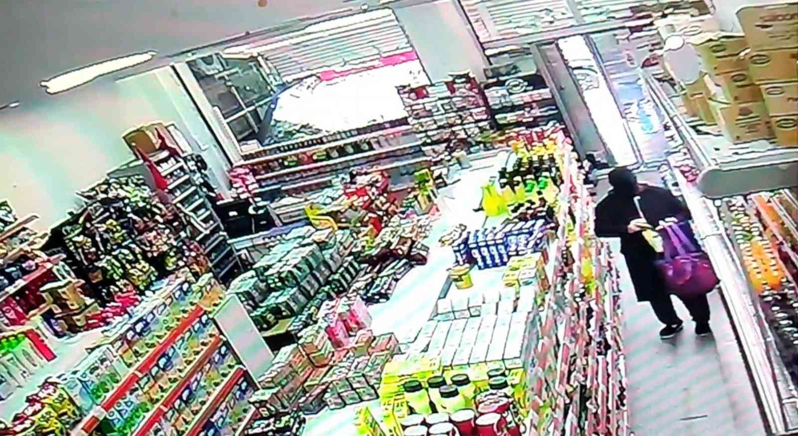 Sultangazi’de yaşlı kadının marketten hırsızlık yaptığı anlar kamerada