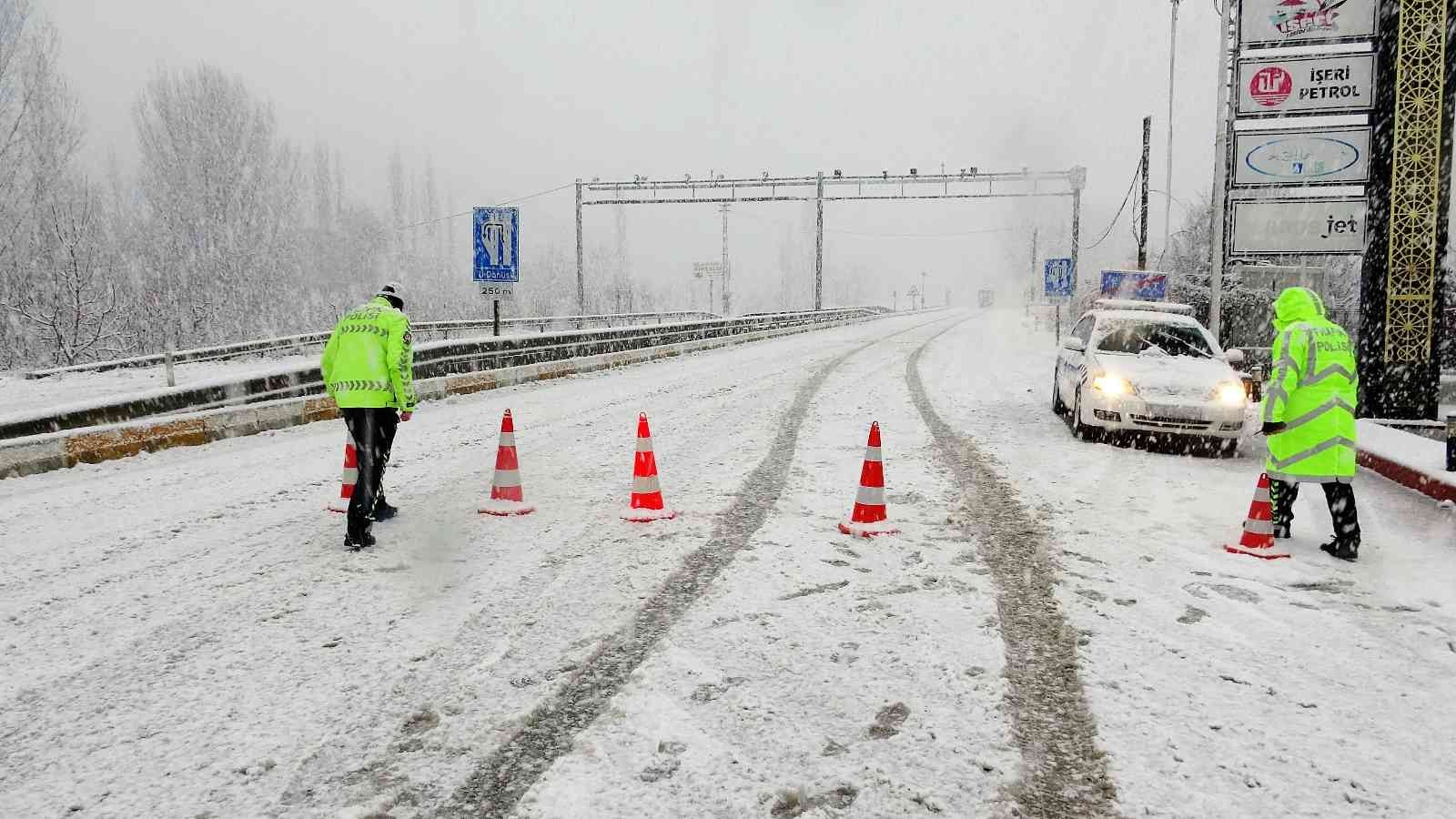 Tokat - Sivas kara yolu ulaşıma kapandı #tokat