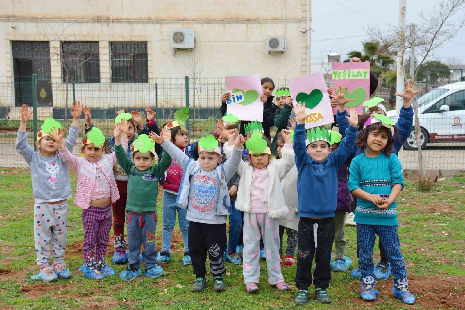 Kızıltepe’de çocuklar Yeşilay Haftası’nda fidan dikti #mardin
