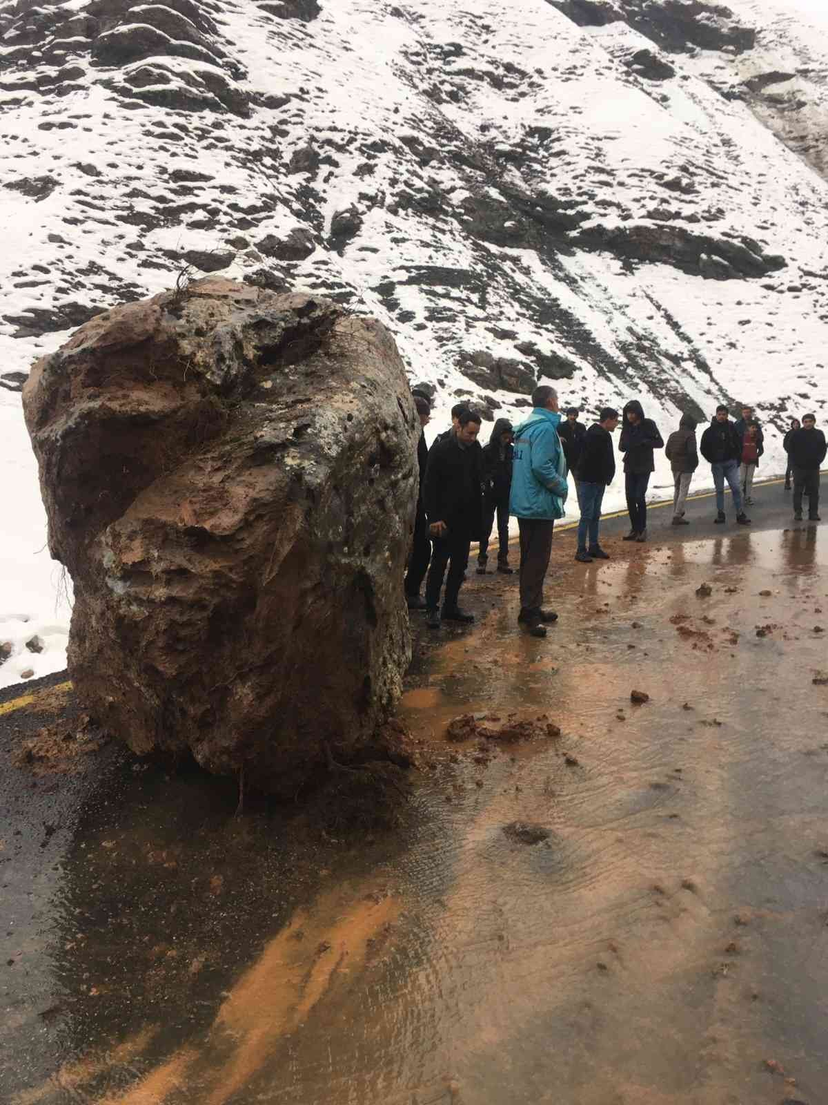 Dev kaya parçalarının düştüğü yol kapandı