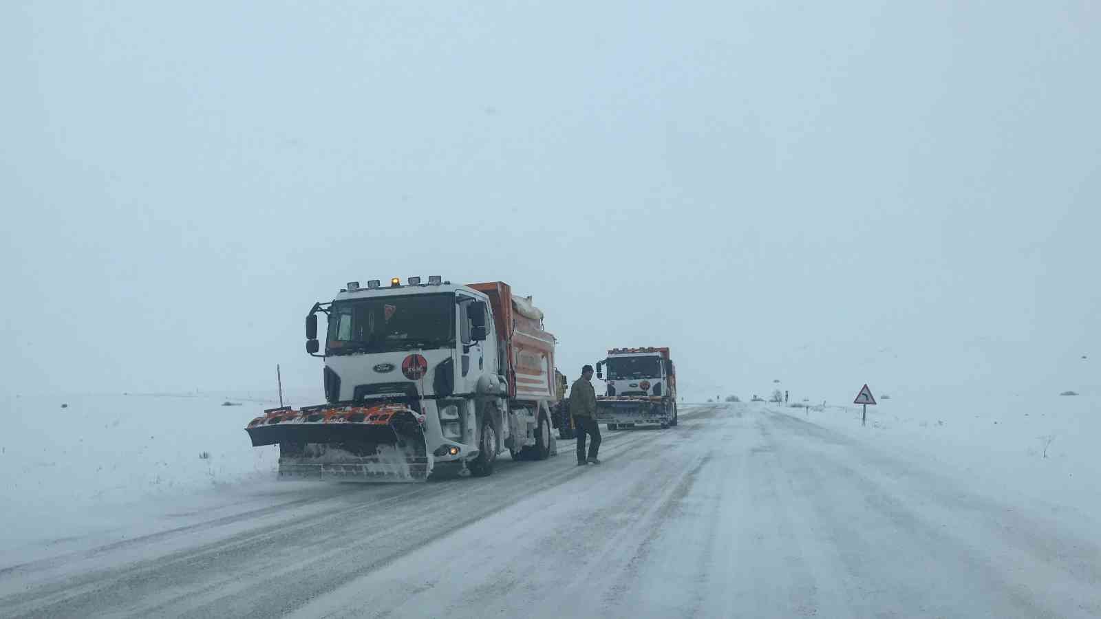 Bayburt’ta kar ve tipiden 5 köy yolu ulaşıma kapandı #bayburt