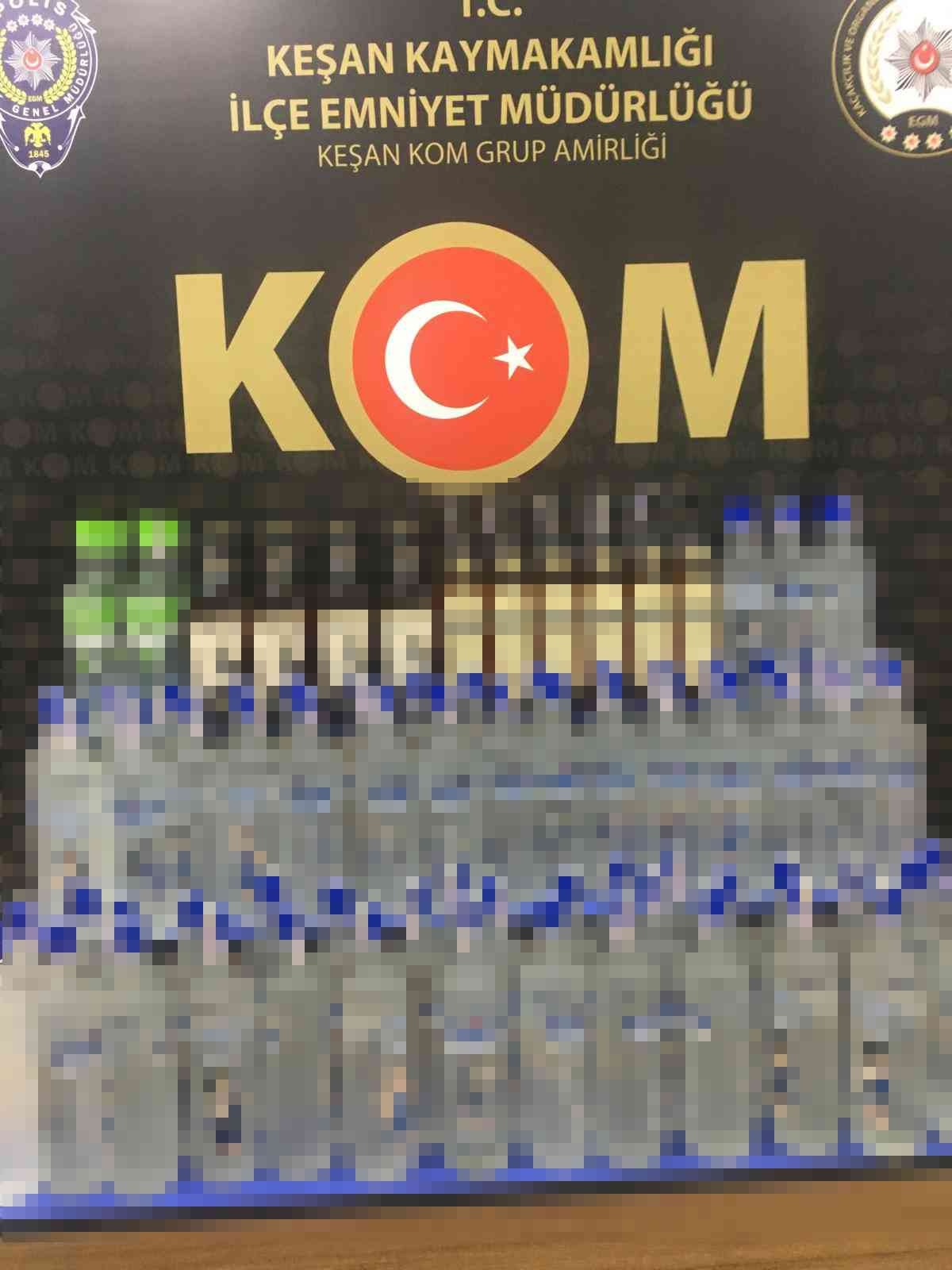 Edirne’de iki araçta 100 şişe kaçak içki ele geçirildi #edirne