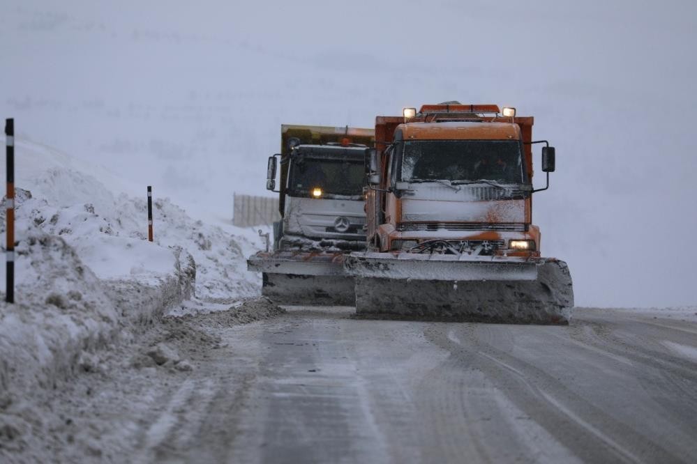 Erzincan’da kar ve tipiden 89 köy yolu ulaşıma kapalı #erzincan