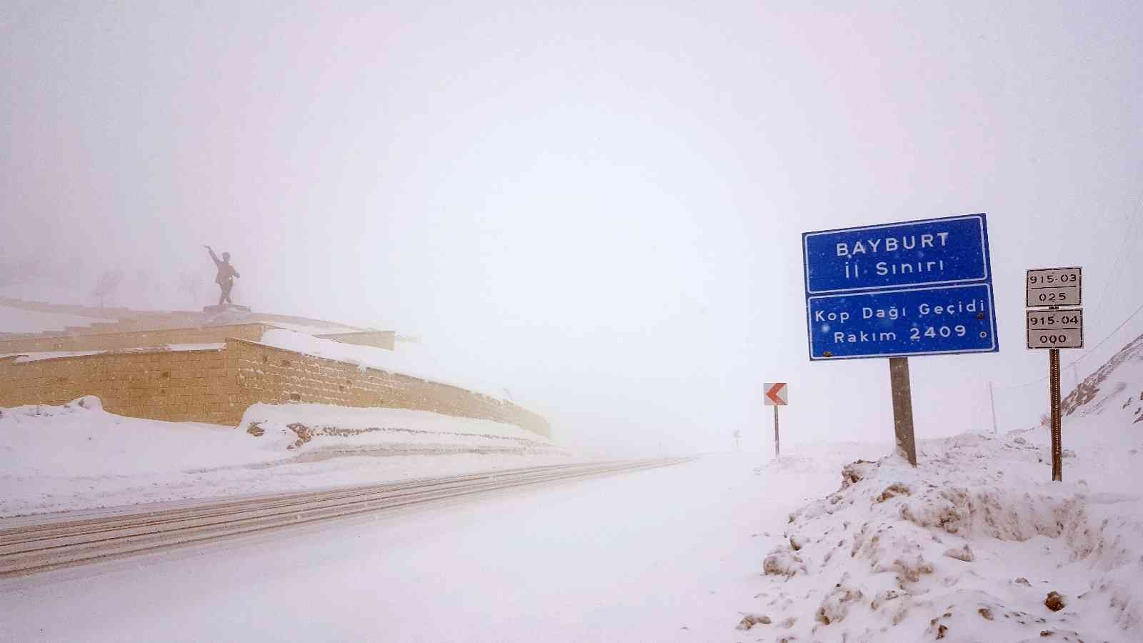 Kop dağında kar ve tipi ulaşımı olumsuz etkiliyor #bayburt