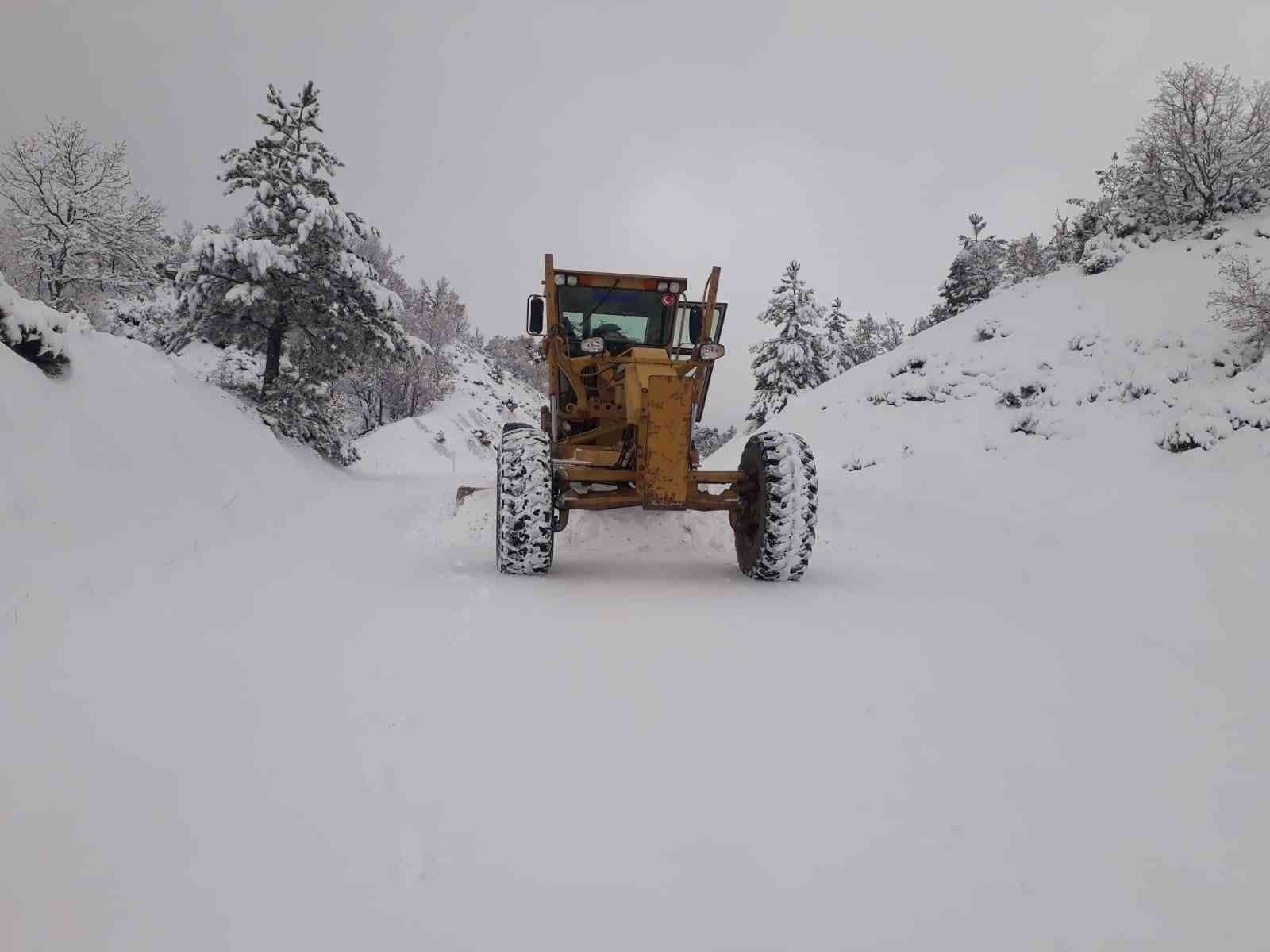 Alaşehir Belediyesi kar yağışı sonrası teyakkuza geçti