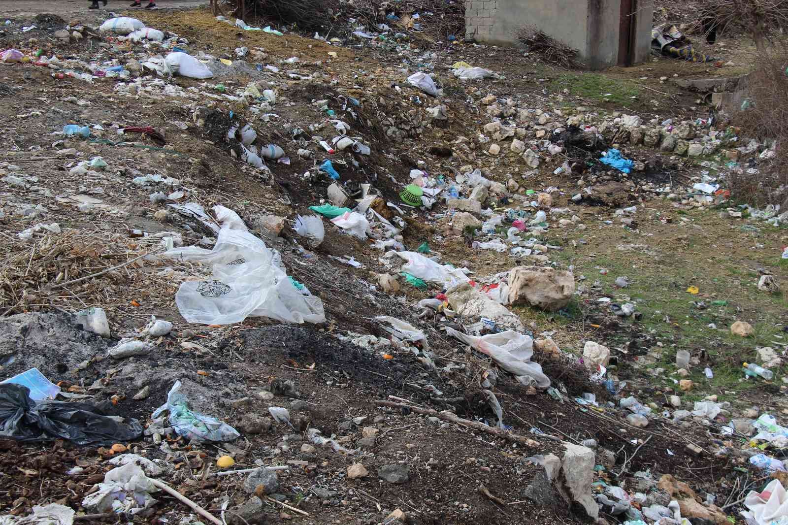 İlçe belediyesi köydeki çöpleri toplamak için ‘davetiye’ bekliyor