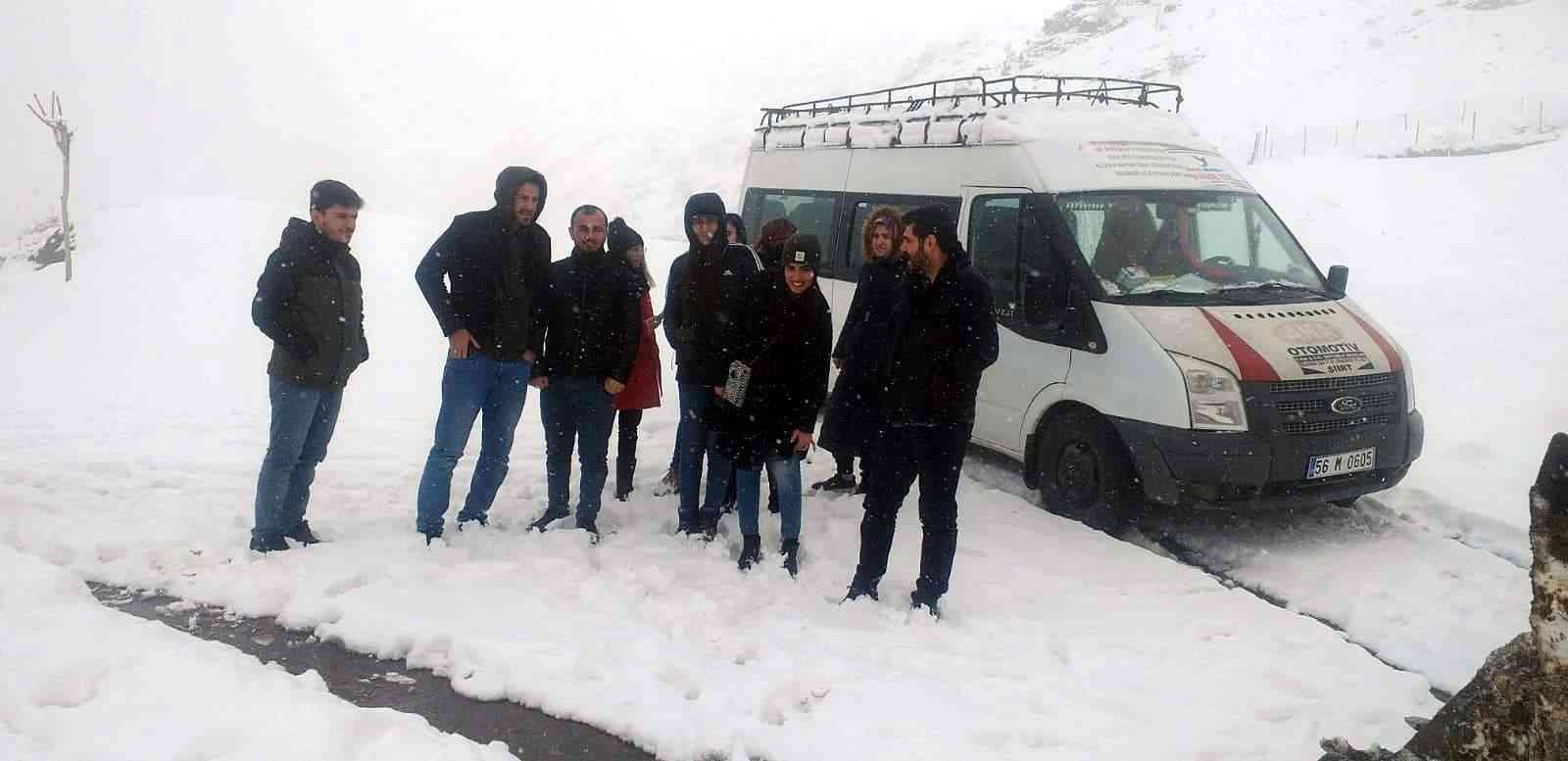 Siirt’te karda mahsur kalan 10 öğretmen kurtarıldı #siirt