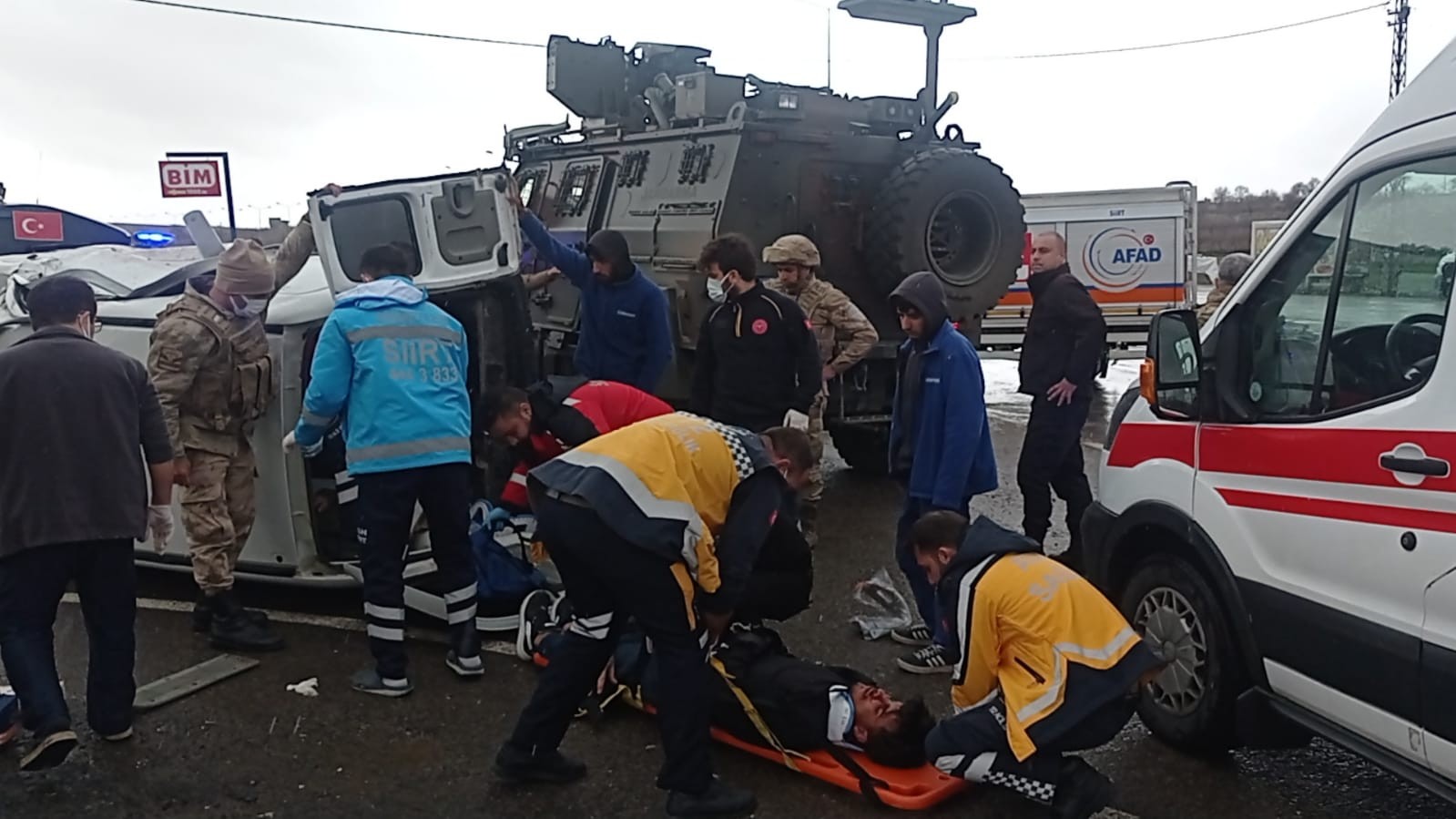 Siirt’te askeri araç ile sivil araç çarpıştı: 5 yaralı #siirt