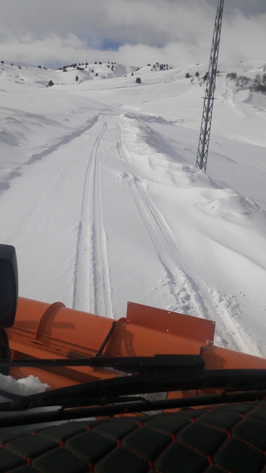 Tunceli’de yoğun kar yağışı nedeniyle 140 köy yolu ulaşıma kapandı