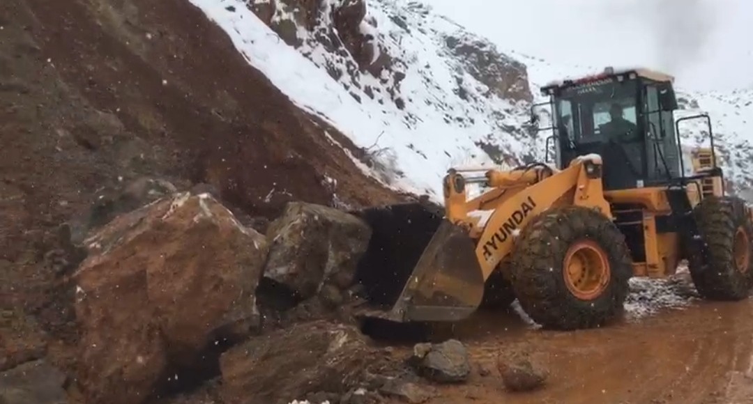 Dev kayaların 2 gündür aynı bölgeye düşmesi sonucu mahalle sakinlerini korkuttu