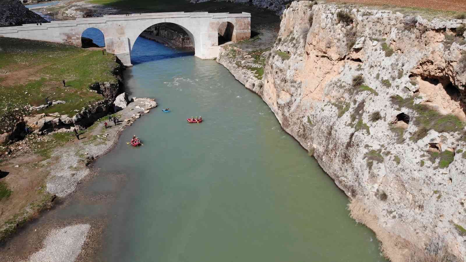 1800 yılık köprünün altında rafting sporu #adiyaman