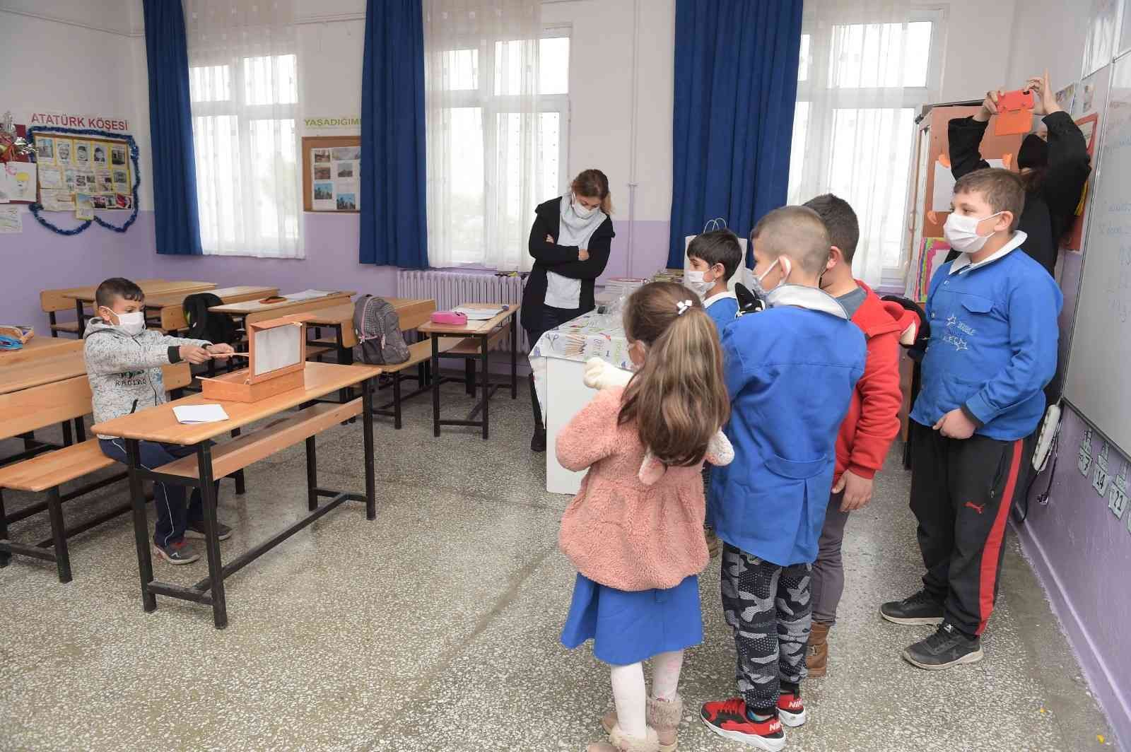 Altındağ’da okullara Karagöz-Hacivat seti