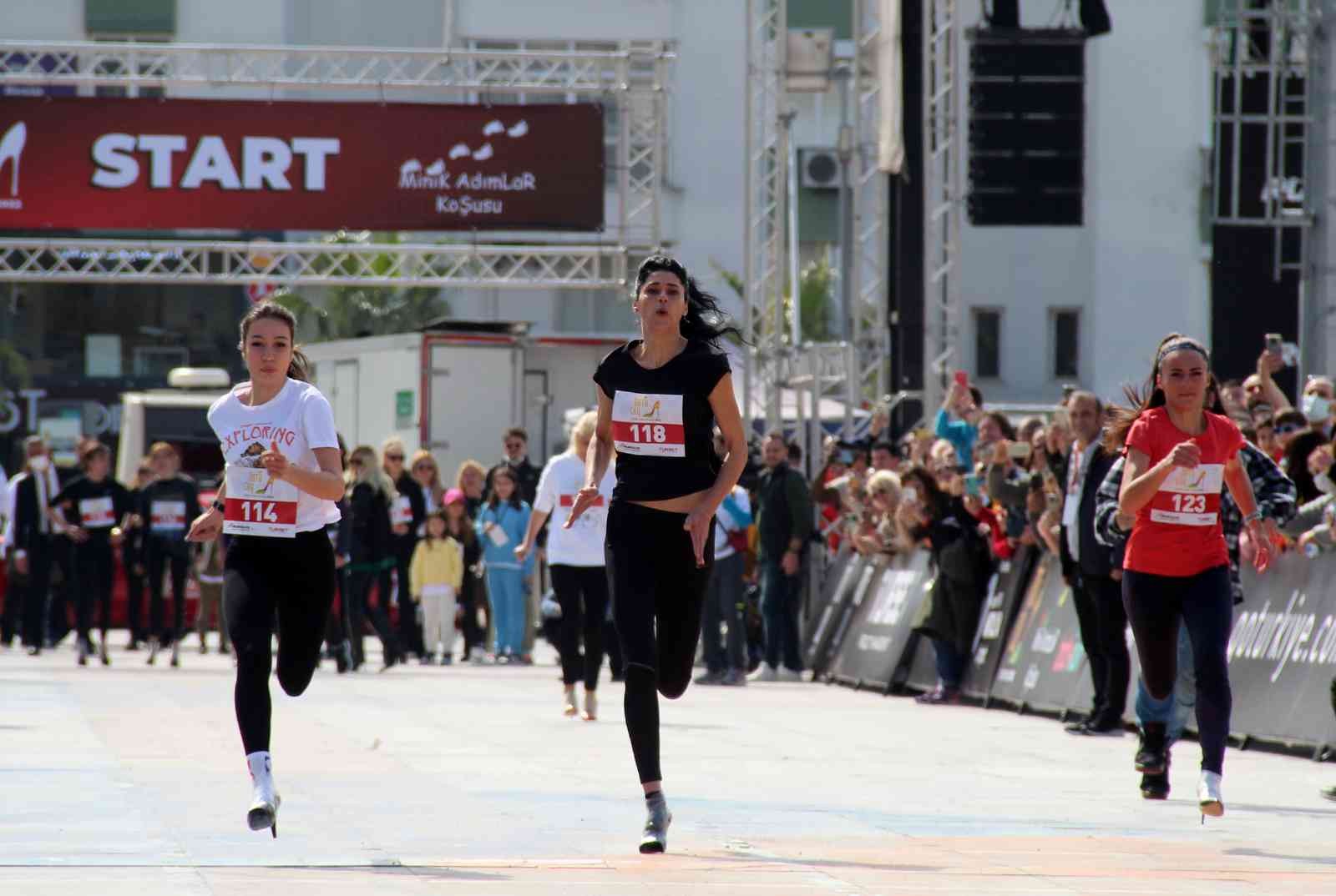 Antalyada kadınların yüksek topuklu koşusunda renkli görüntüler