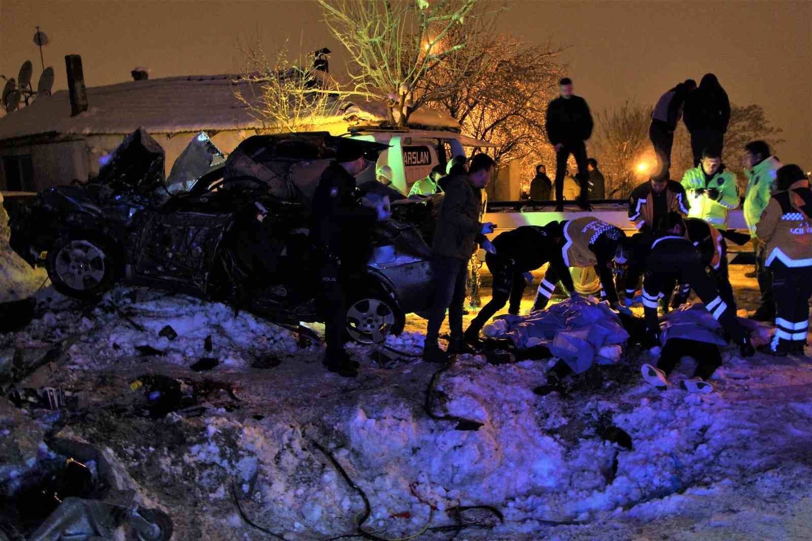 İstinat duvarına çarpan otomobil 4 gence mezar oldu #burdur
