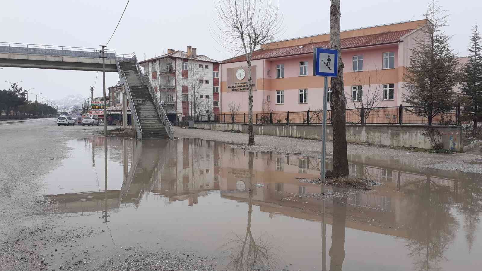 Osmancık’taki üst geçit yağış başlayınca devre dışı kalıyor