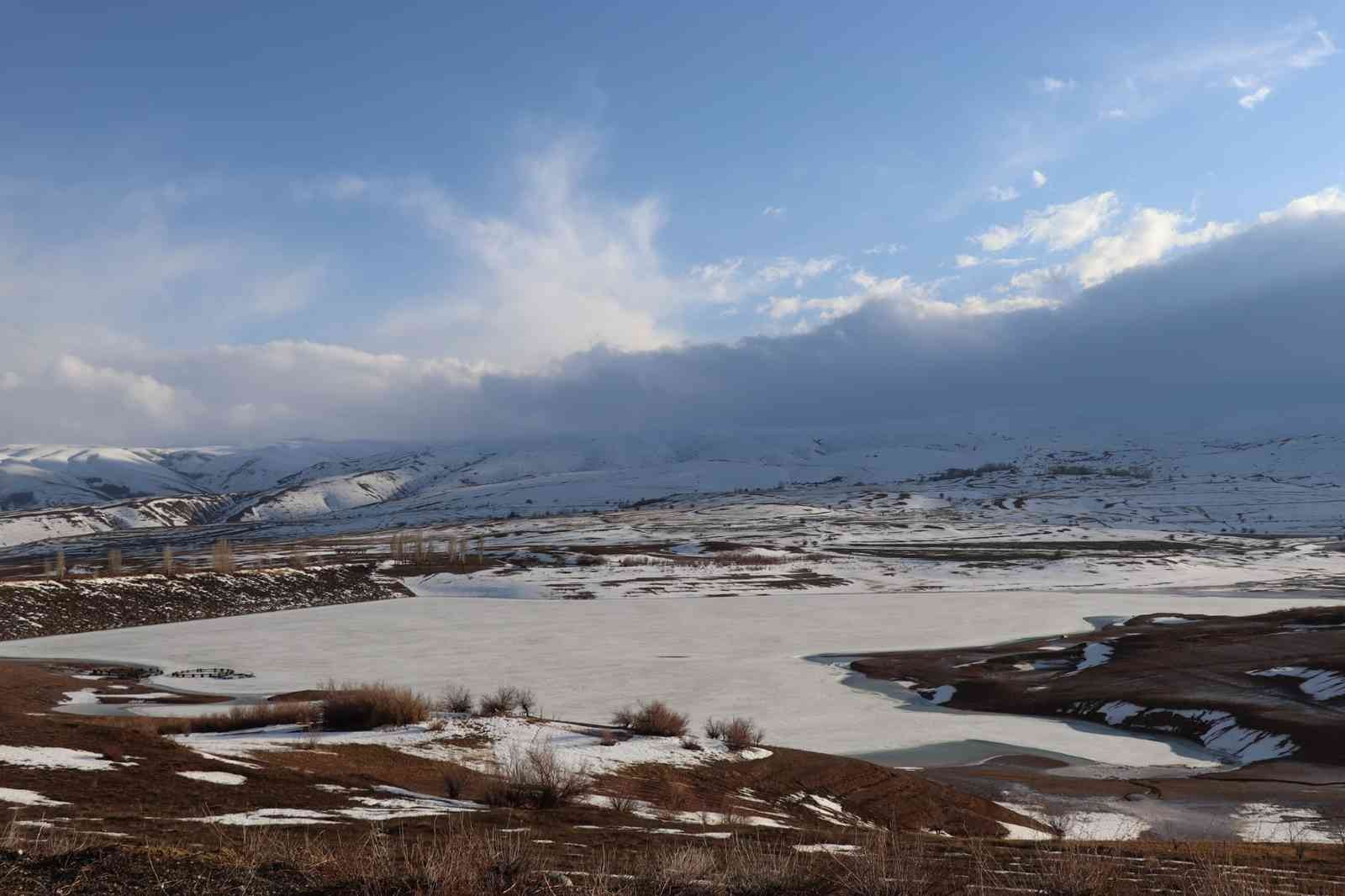Kurak görünümlü Çayırlı Göleti kar yağışıyla hayat buldu #erzincan