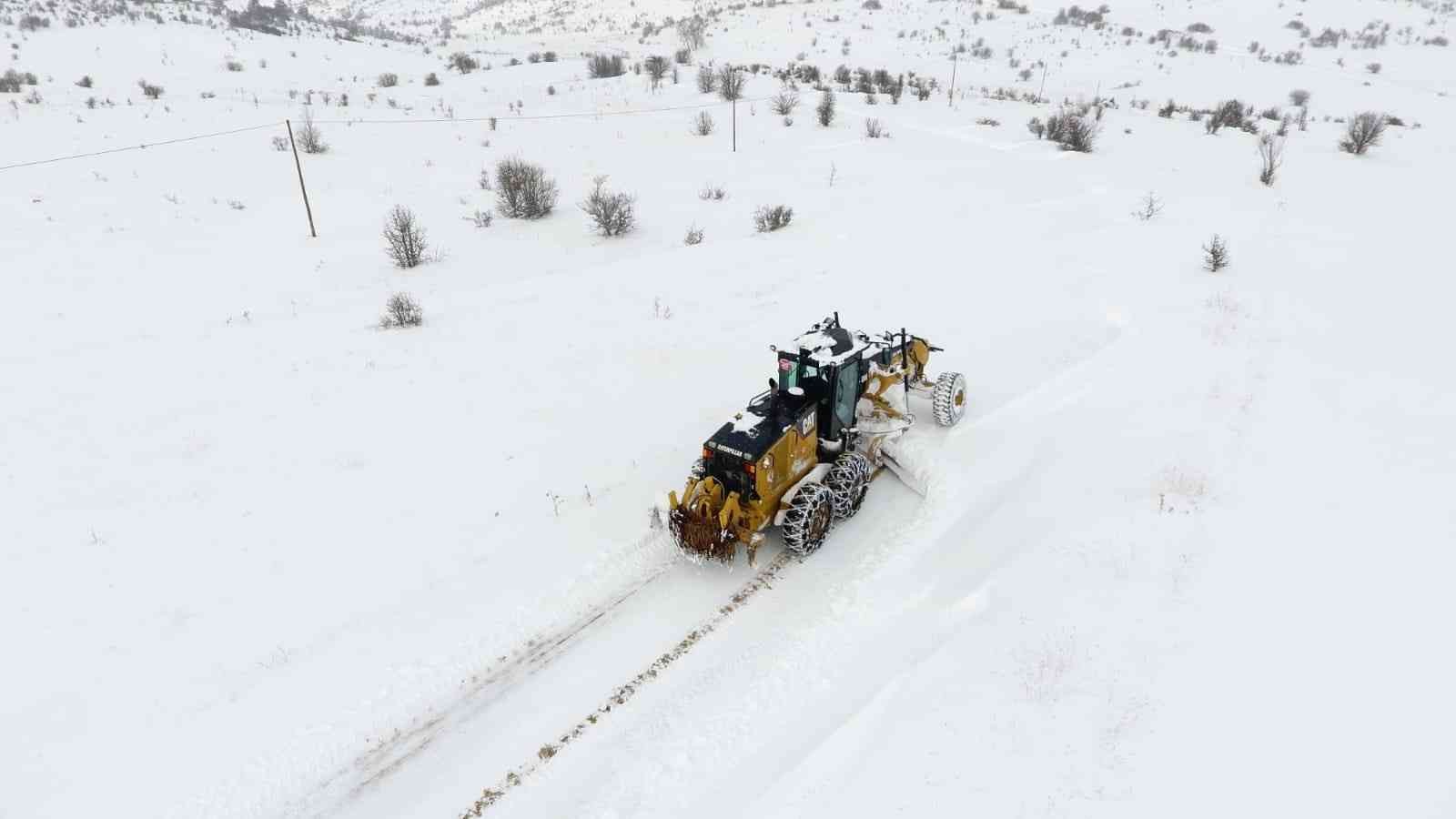 Erzincan’da kar ve tipiden kapanan 89 köy yolu ulaşıma açılıyor #erzincan