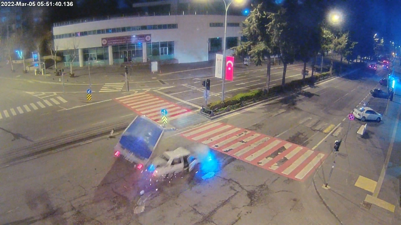 Kamyonetle çarpışan otomobil alev aldı: 1 ölü, 4 yaralı #kahramanmaras