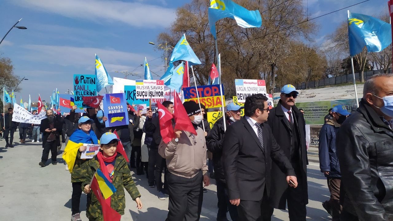 Konya’da yaşayan Kırım Türkleri ve Ukraynalılar savaşın durması için yürüdü #konya