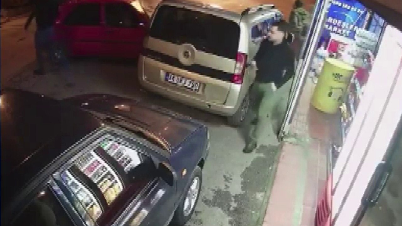 Maltepe’de virajı alamayan kadın sürücü market önündeki otomobile çarptı