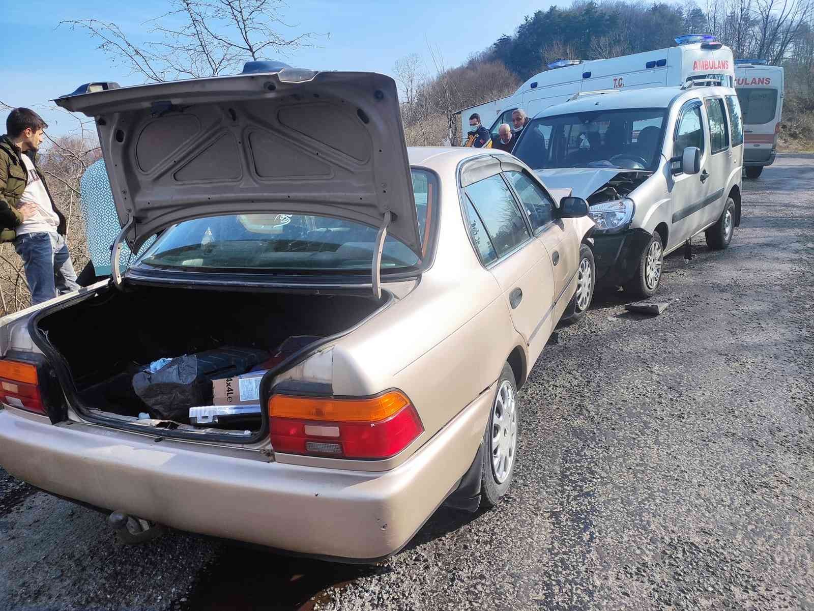 Zonguldak’ta iki otomobil kafa kafaya çarpıştı: 2 yaralı