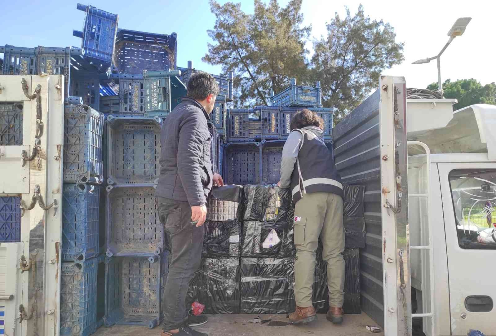 Meyve-sebze kasası taşıyan kamyondan 17 bin 450 paket kaçak sigara çıktı #adana