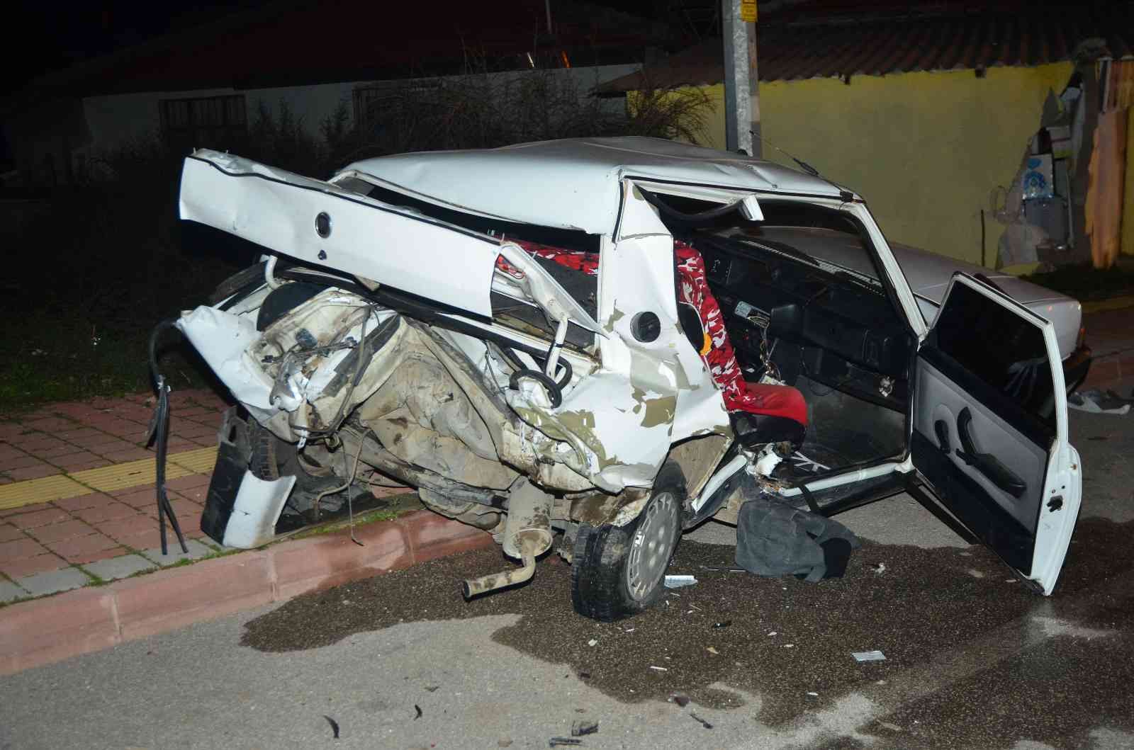 Antalya’da otomobil park eden araca çarptı: 1’i ağır 4 yaralı