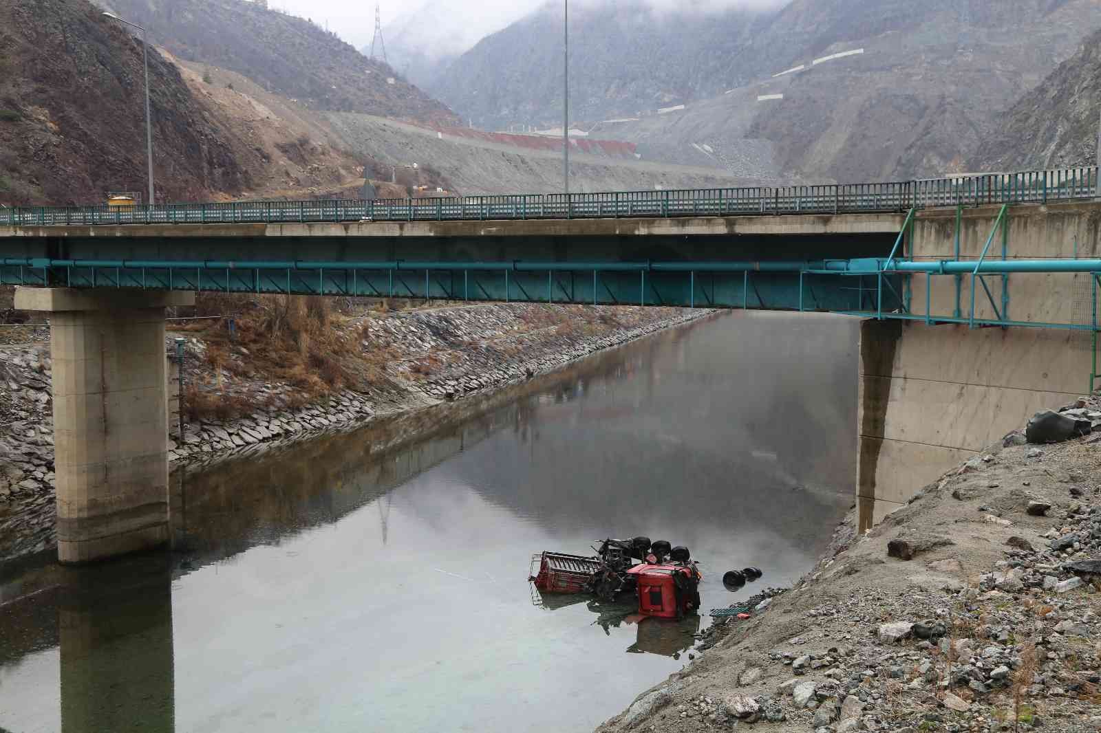 Virajı alamayan tır köprüden nehre düştü, sürücü baraj suları kapatılınca bulundu #artvin