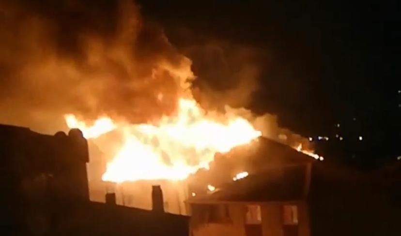 Esenler’de 5 katlı binanın çatı katı alev alev yandı