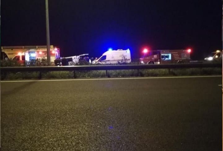Emniyet şeridindeki kamyona çarpan araç sürücüsü hayatını kaybetti #izmir
