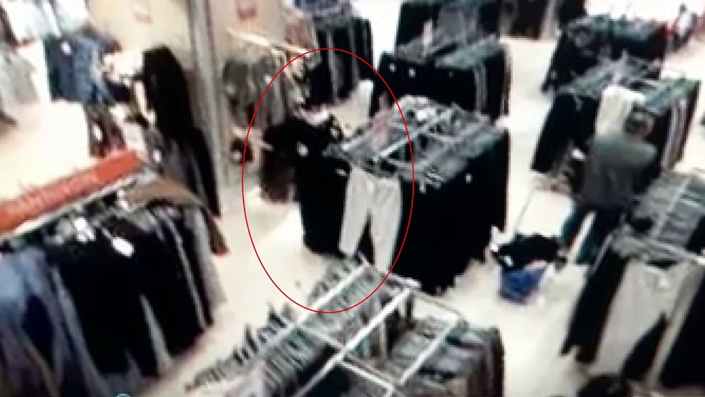 Mağazada müşterinin çantasından para çalan hırsız, aynı işyerindeki güvenlik görevlisi çıktı