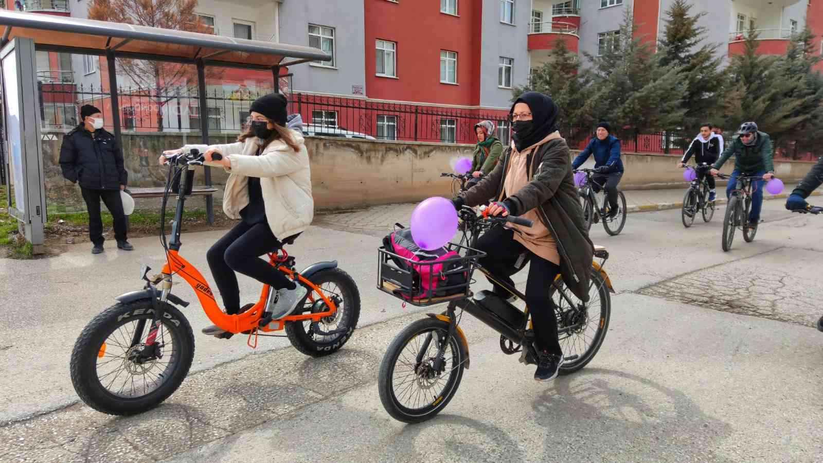 Kadın haklarına bisikletleriyle farkındalık oluşturdular #cankiri