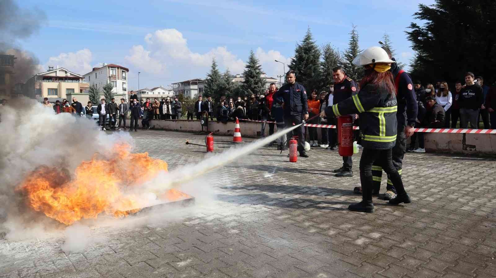 Düzce Belediyesinden öğrencilere yangın söndürme teknikleri #duzce