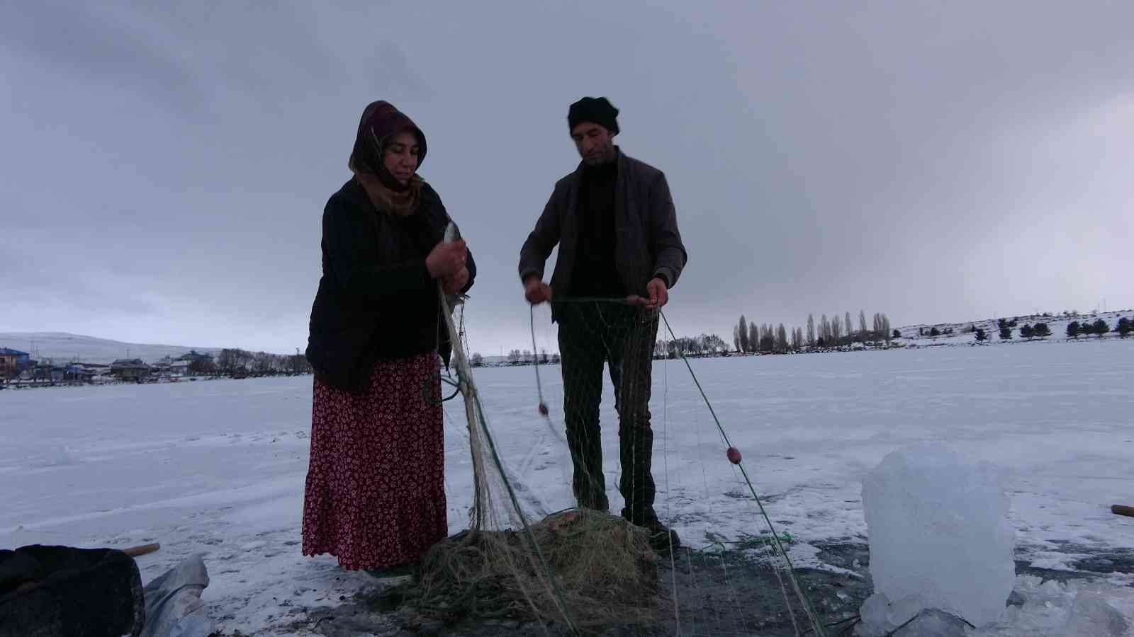 Yüzeyi donan Çıldır Gölü’nde Eskimo usulü balık avı #ardahan