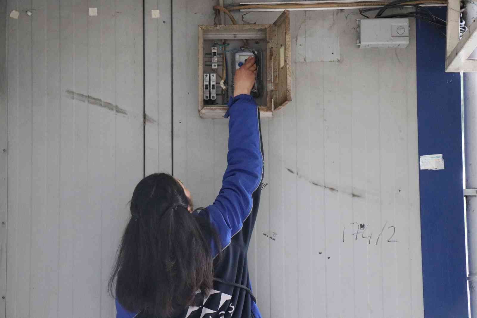 Sakarya’da elektrik sayaç okuyucu tek kadın olarak çalışan Selinay İşler: #sakarya