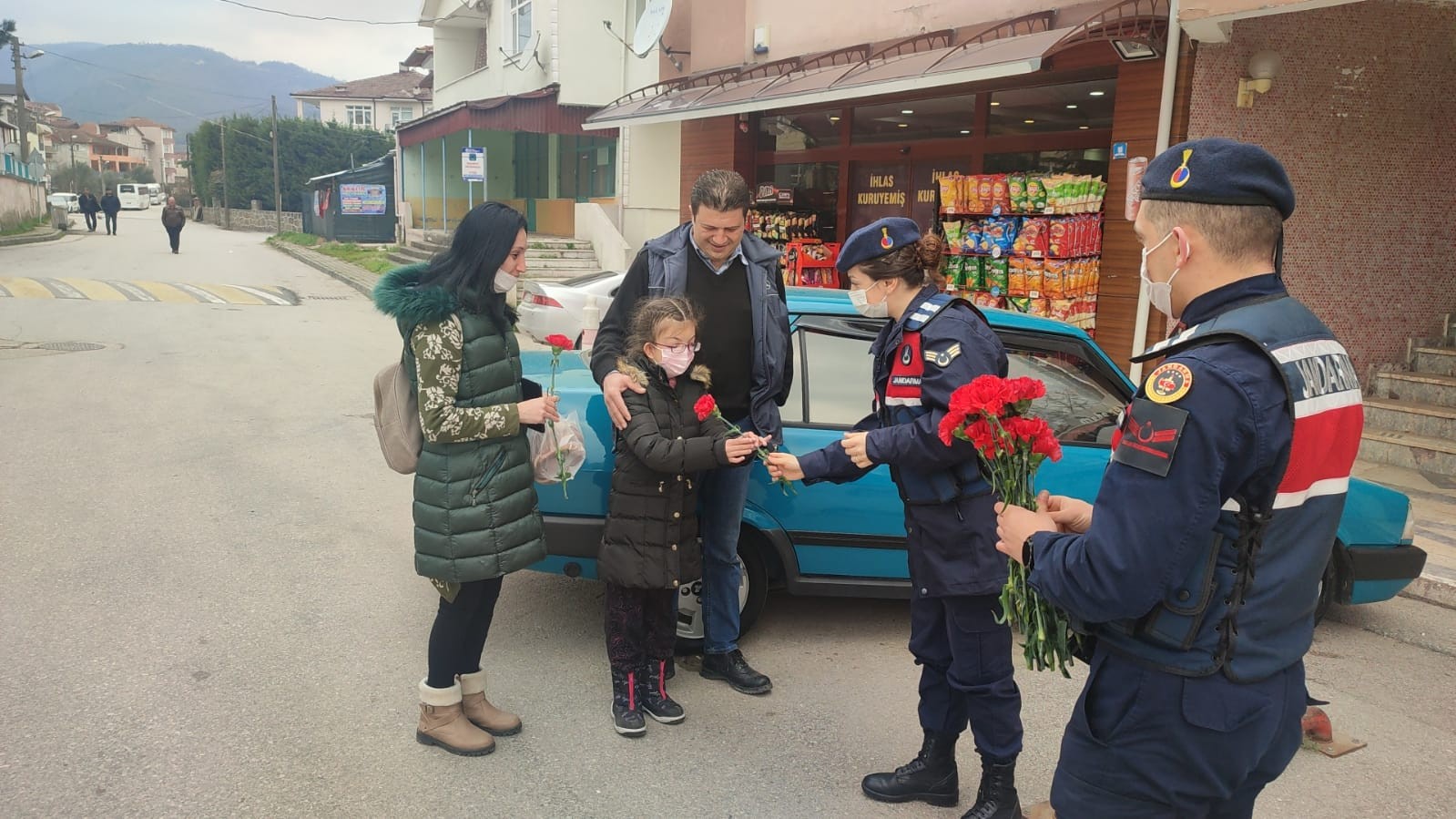 Jandarma ekipleri kadınlara karanfil takdim etti #kocaeli