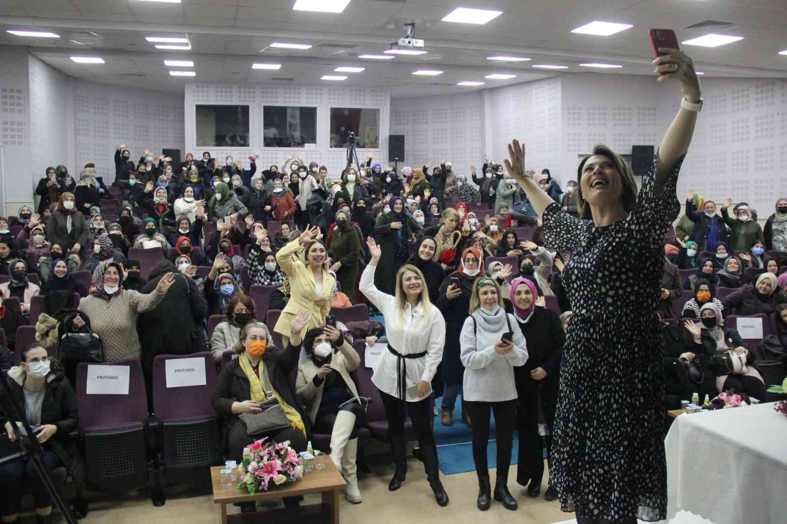 Açelya Akkoyun anlattı, kadınlar dinledi #kocaeli