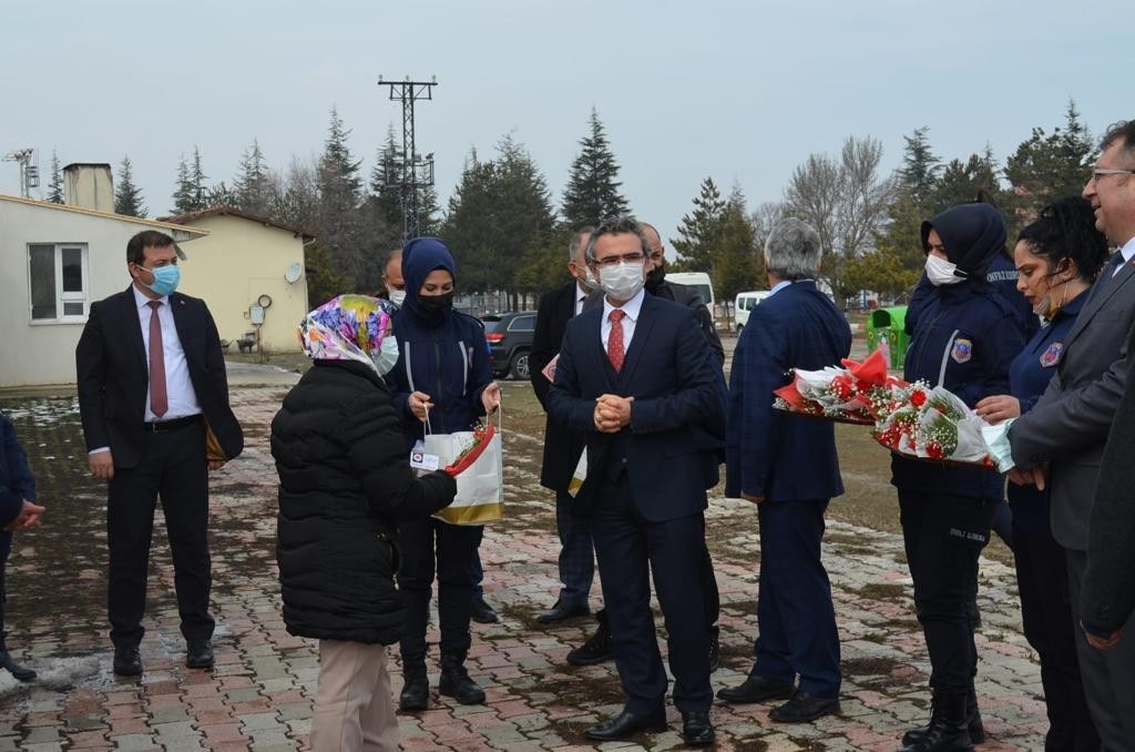 Başsavcı Karabacak, 8 Mart ta kadın personelleri unutmadı #afyonkarahisar