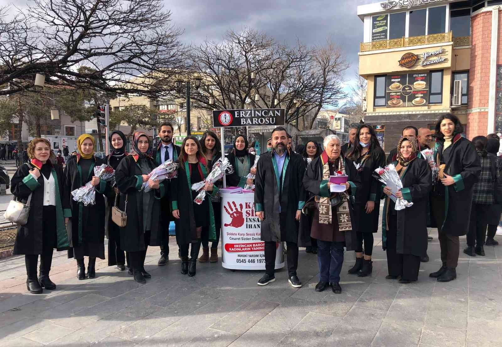 Avukatlar, Kadınlar Gününde kitap ve karanfil dağıttı #erzincan