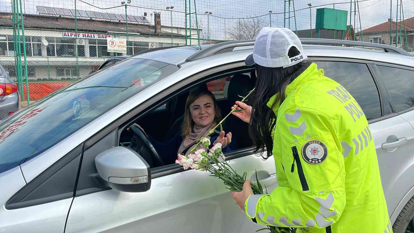 Kadın polislerden sürücülere sürpriz #duzce